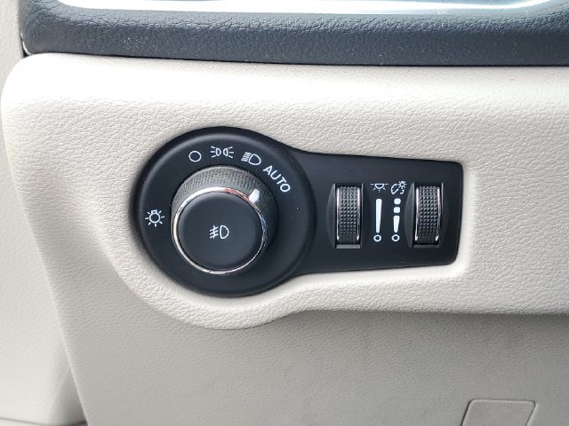 Used 2021 Chrysler Pacifica Limited w/ Uconnect Theater Family Group FWD image 19