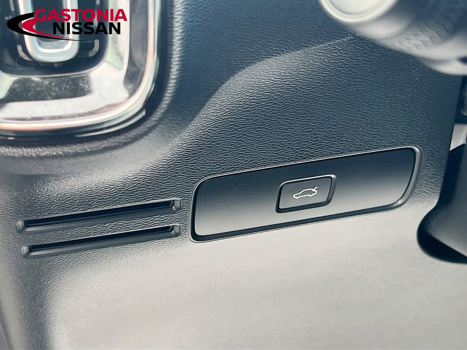 Used 2024 Volvo XC40 B5 Core image 13