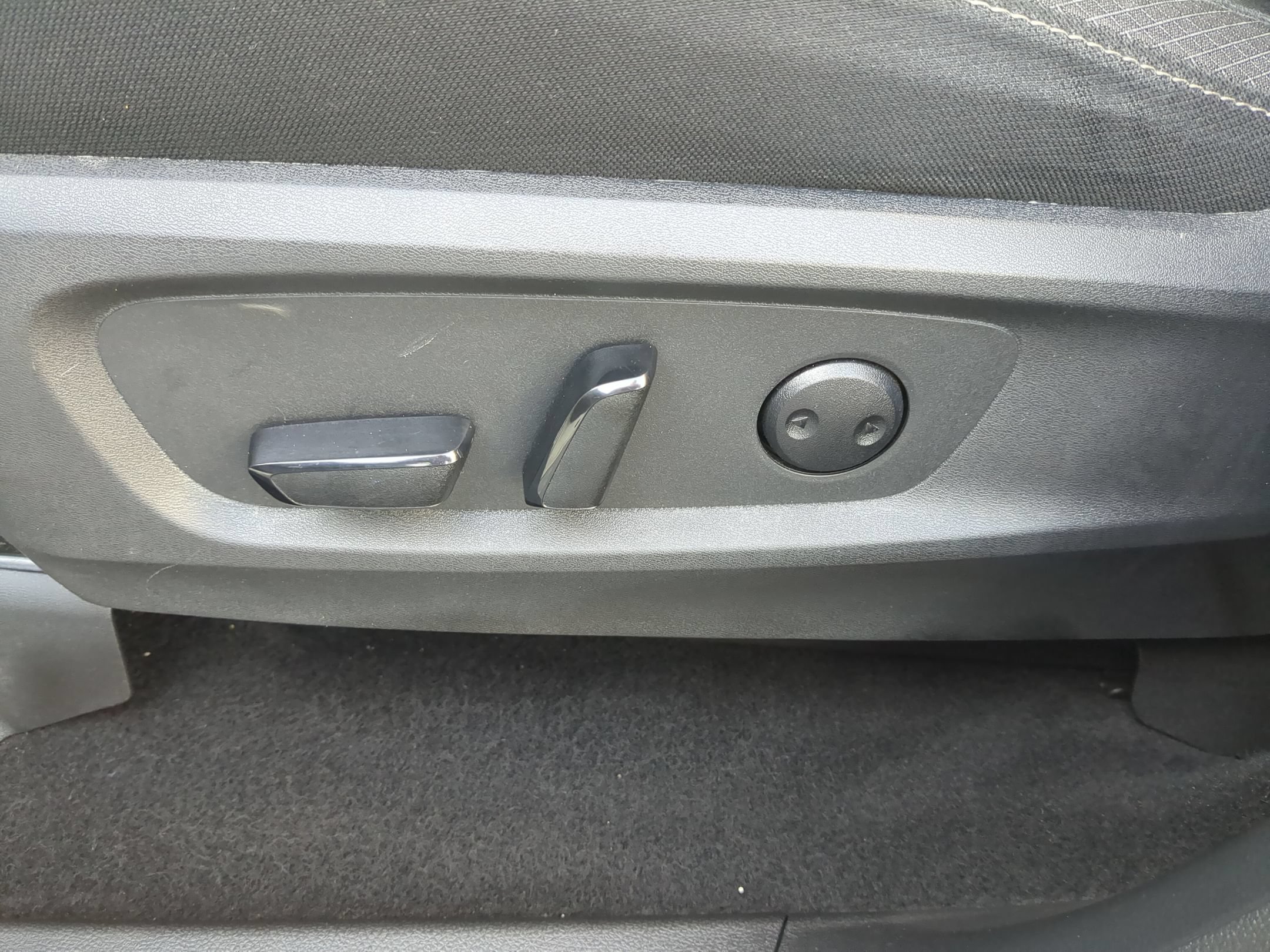 Used 2025 Nissan Pathfinder SV FWD image 17