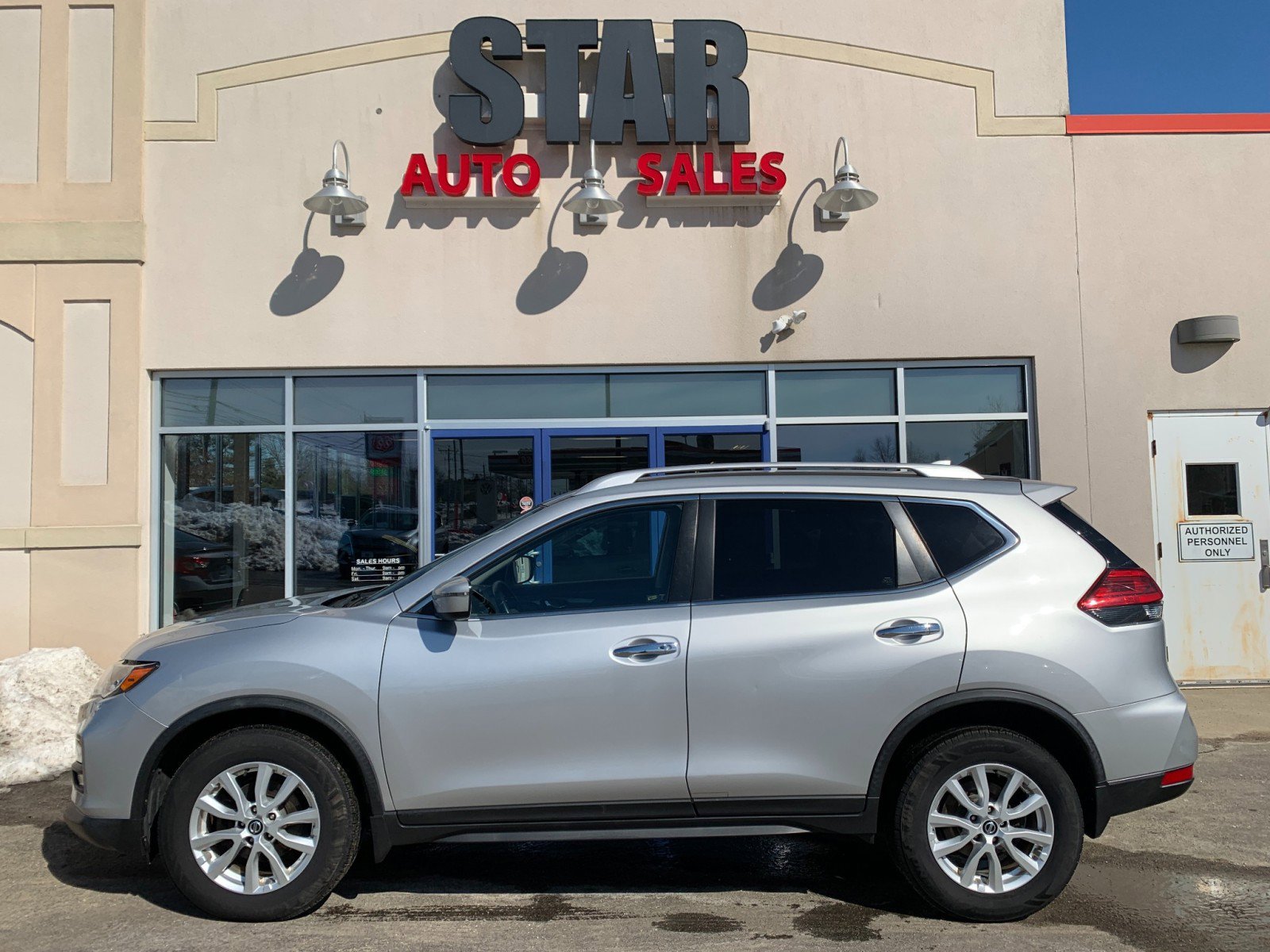 Used 2017 Nissan Rogue SV image 4