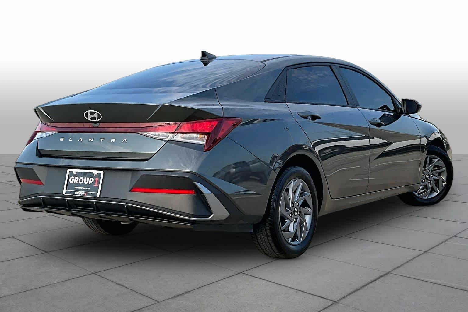 Used 2024 Hyundai Elantra SEL FWD image 13