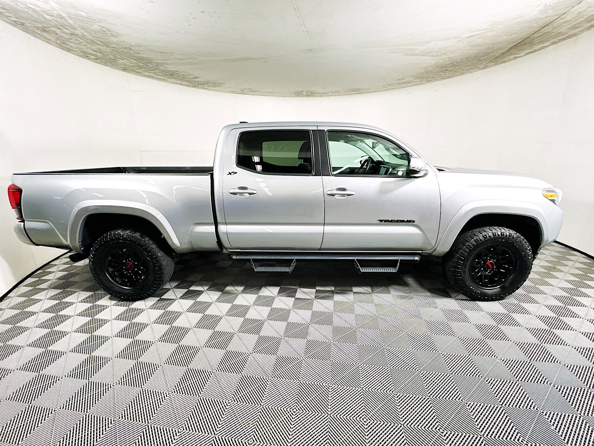 Used 2022 Toyota Tacoma SR5 w/ Technology Package AWD/4WD image 2
