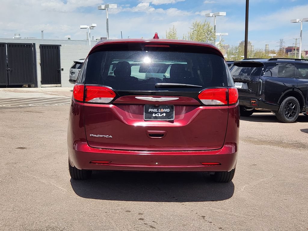 Used 2017 Chrysler Pacifica Touring w/ Tire & Wheel Group FWD image 6
