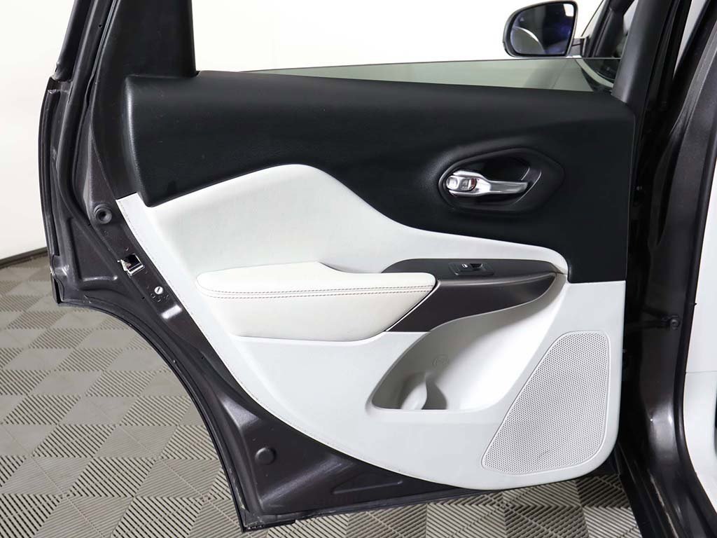 Used 2019 Jeep Cherokee Overland w/ Technology Group image 29