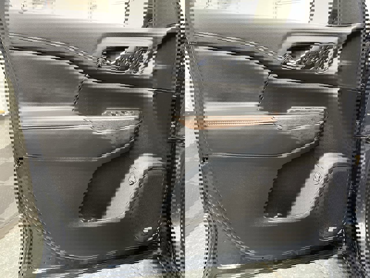 Certified 2023 GMC Acadia Denali w/ Denali Ultimate Package AWD/4WD image 9