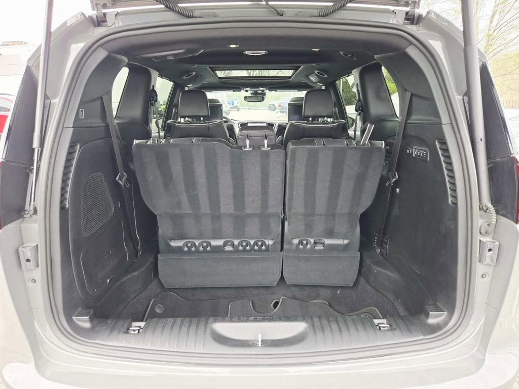 Used 2023 Chrysler Pacifica Limited w/ Uconnect Theater Family Group image 15