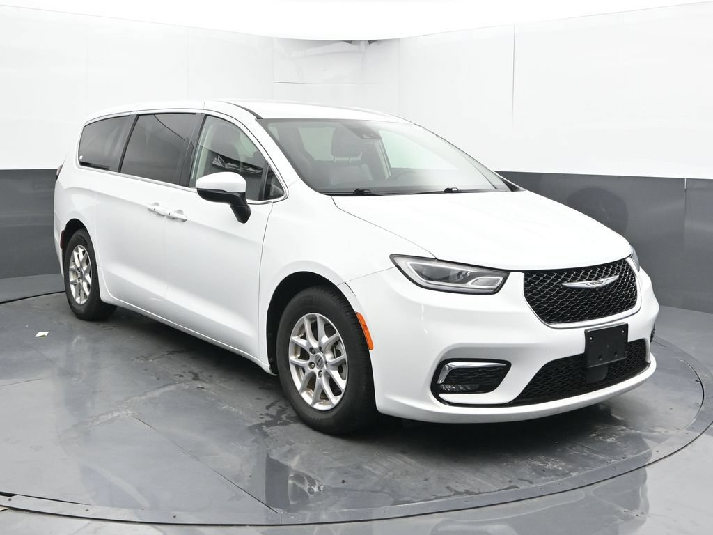 Used 2023 Chrysler Pacifica Touring-L FWD image 5