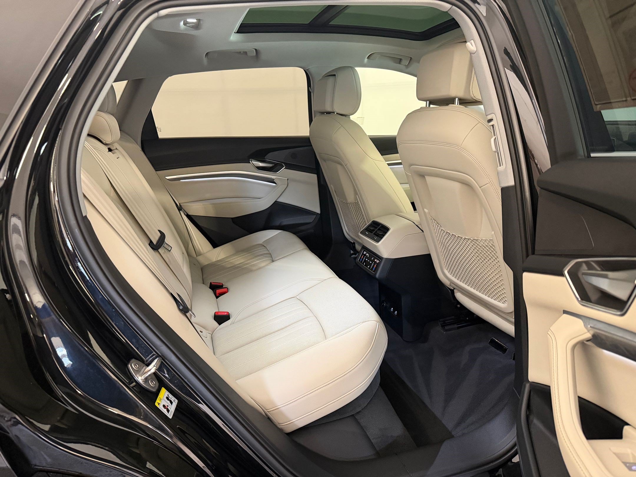 Certified 2024 Audi Q8 e-tron Premium Plus w/ Premium Plus Package AWD/4WD image 34