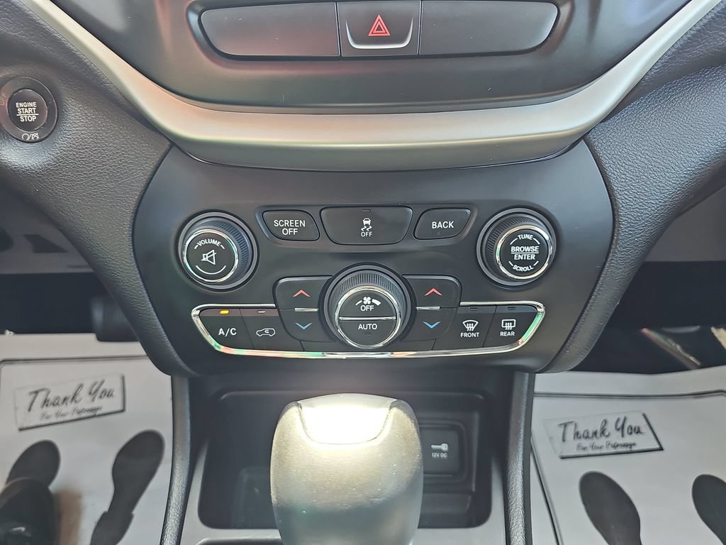 Used 2018 Jeep Cherokee Latitude Plus w/ Comfort/Convenience Group FWD image 23