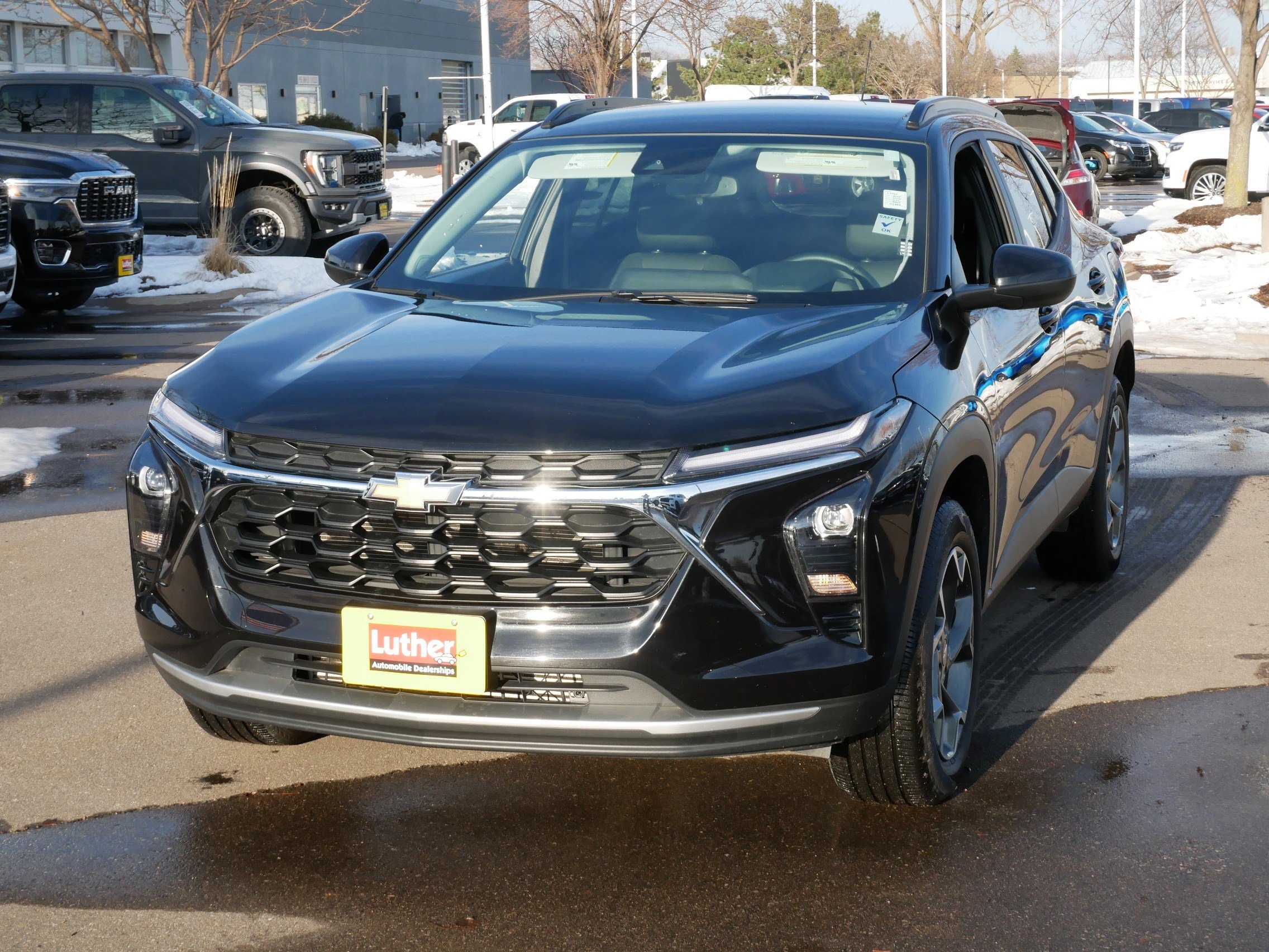 Used 2025 Chevrolet Trax LT w/ LT Convenience Package image 2