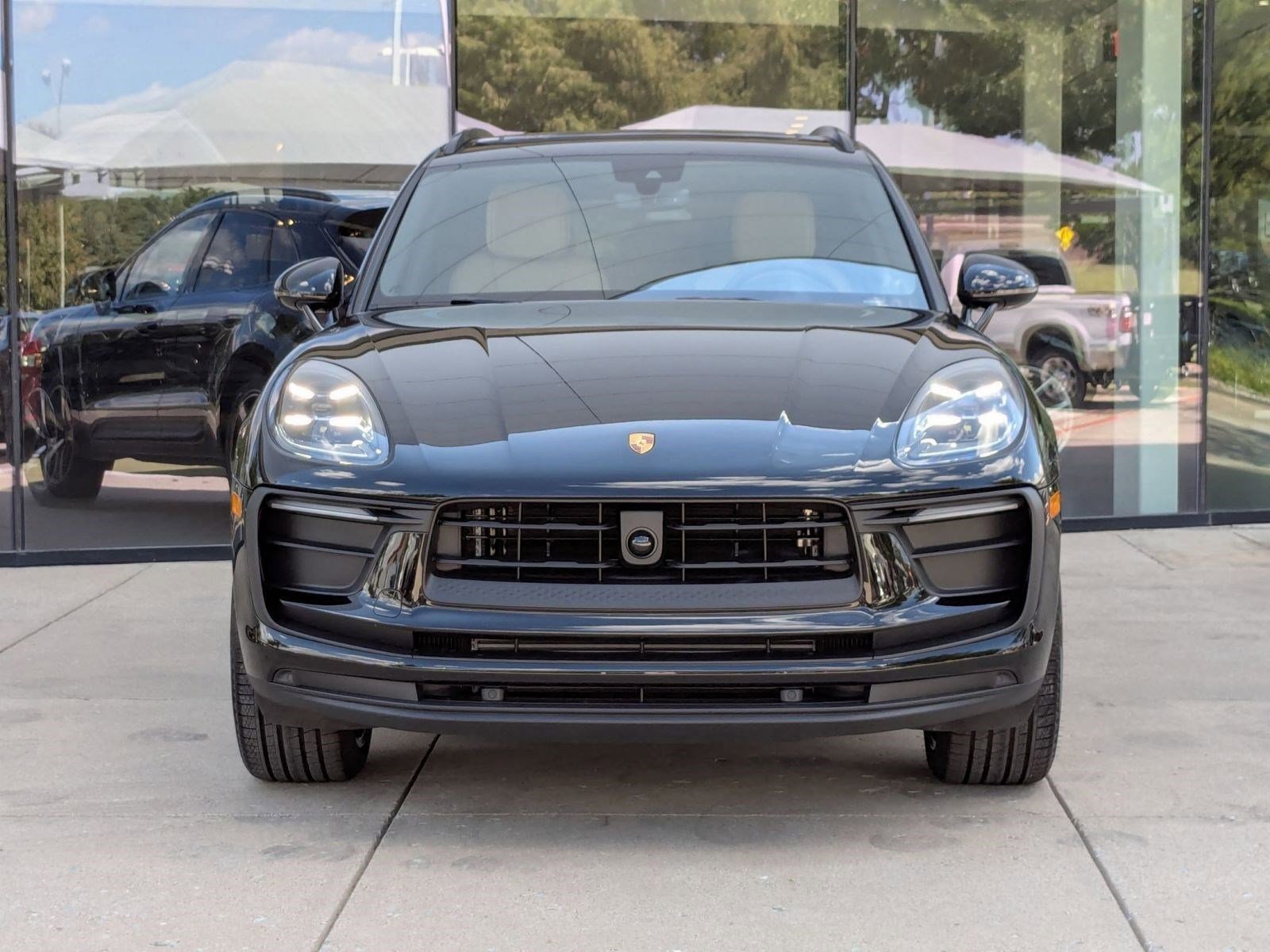 Certified 2026 Porsche Macan AWD/4WD image 6