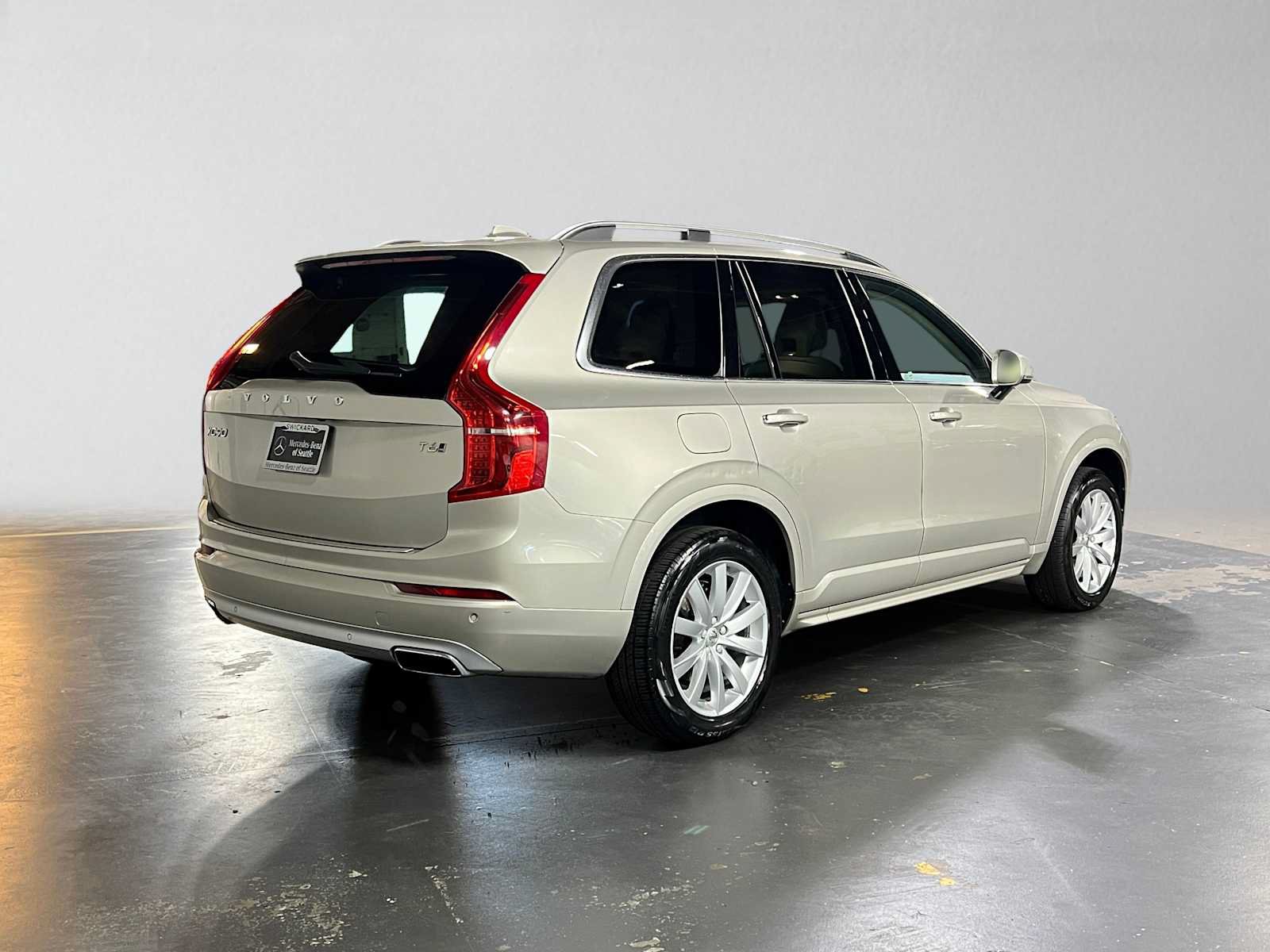 Used 2016 Volvo XC90 T6 Momentum w/ Momentum Plus Package AWD/4WD image 3