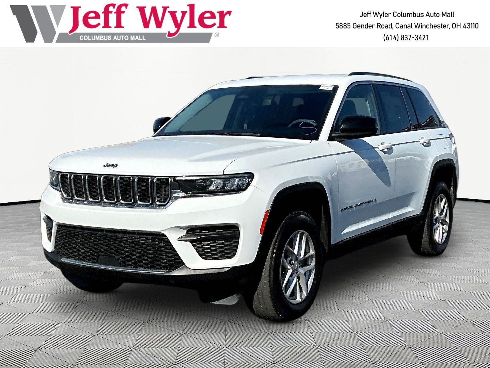 Used 2023 Jeep Grand Cherokee Laredo AWD/4WD image 1