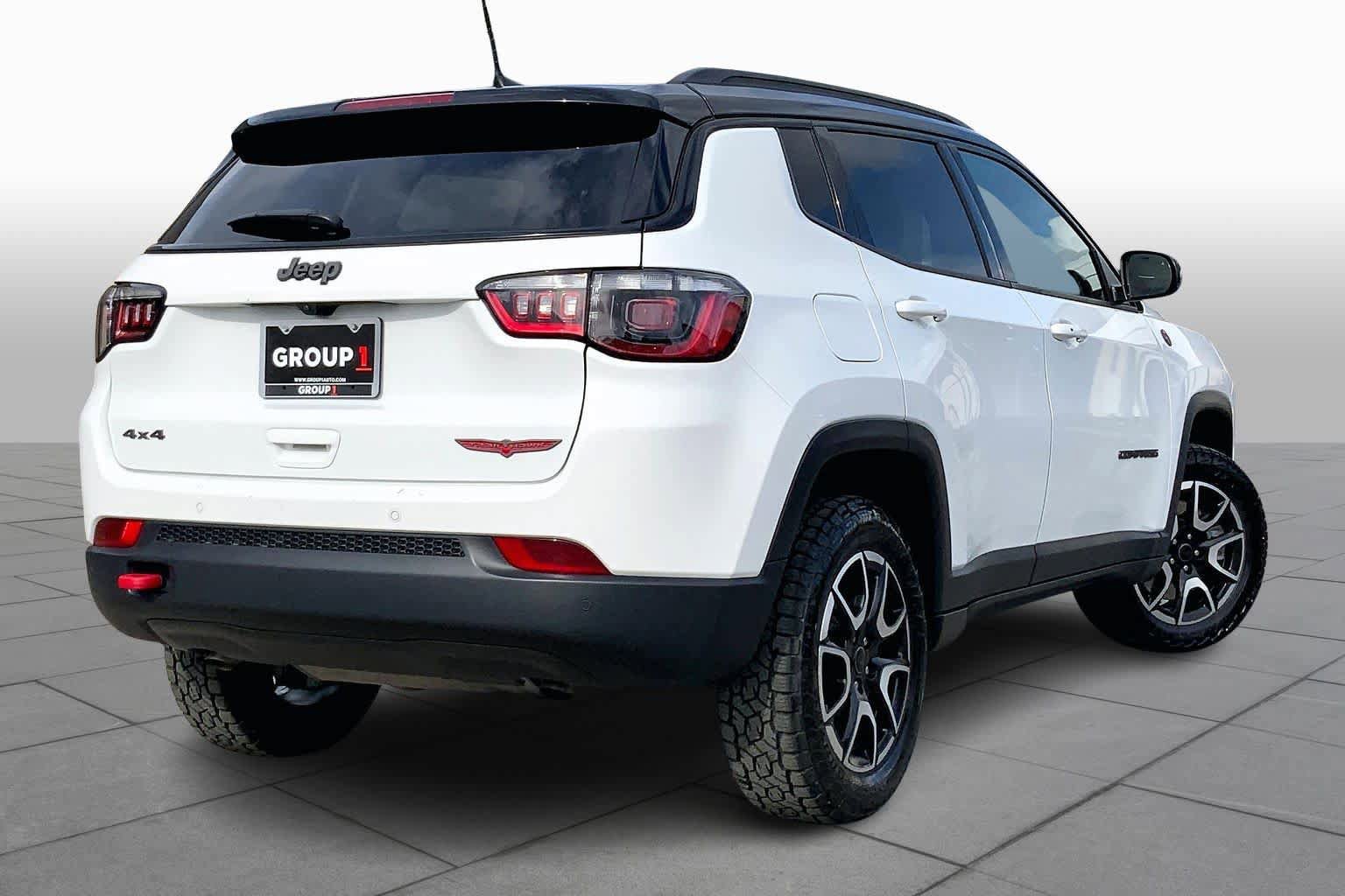 Used 2025 Jeep Compass Trailhawk AWD/4WD image 13