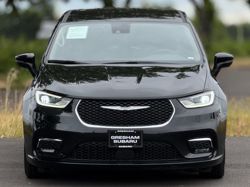 Used 2023 Chrysler Pacifica Touring-L FWD image 2
