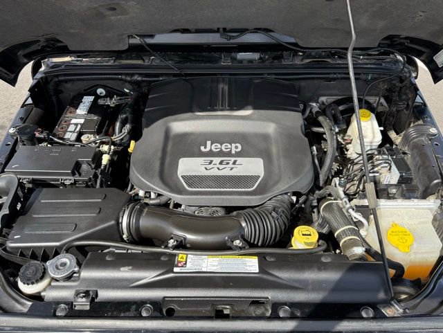 Used 2012 Jeep Wrangler Unlimited Sahara w/ Connectivity Group AWD/4WD image 30