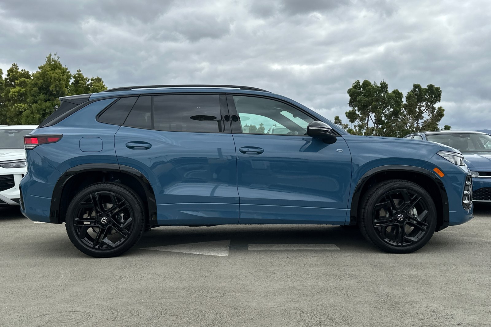 New 2026 Volkswagen Tiguan SE R-Line AWD/4WD image 3