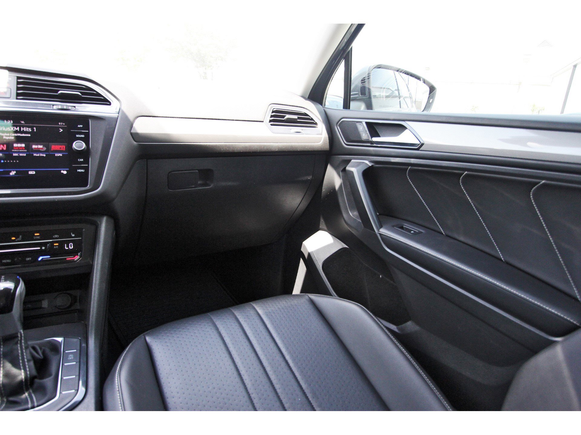 Used 2022 Volkswagen Tiguan SE image 12