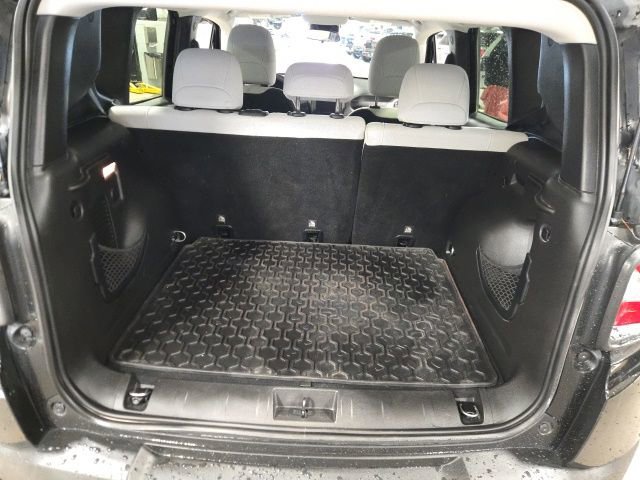 Used 2018 Jeep Renegade Latitude AWD/4WD image 11