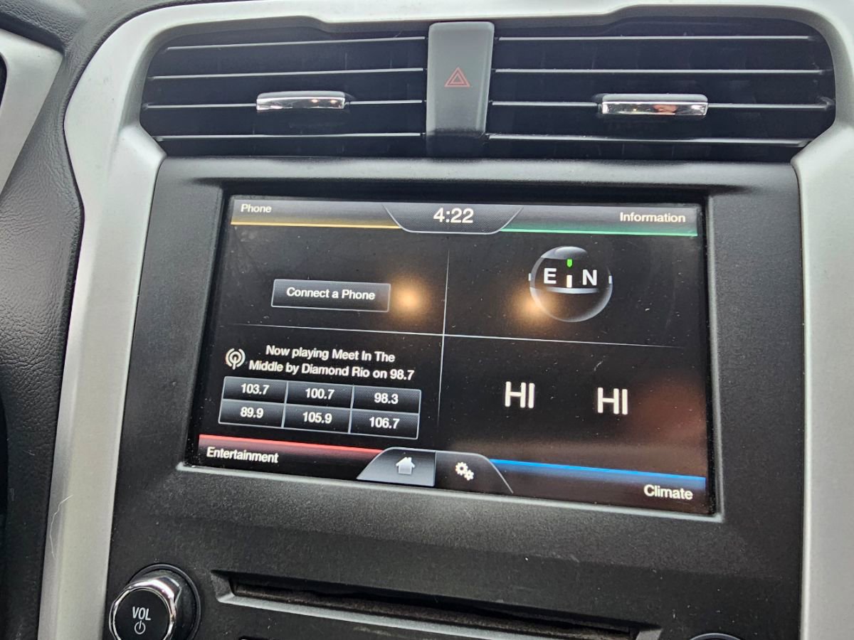 Used 2016 Ford Fusion SE image 10