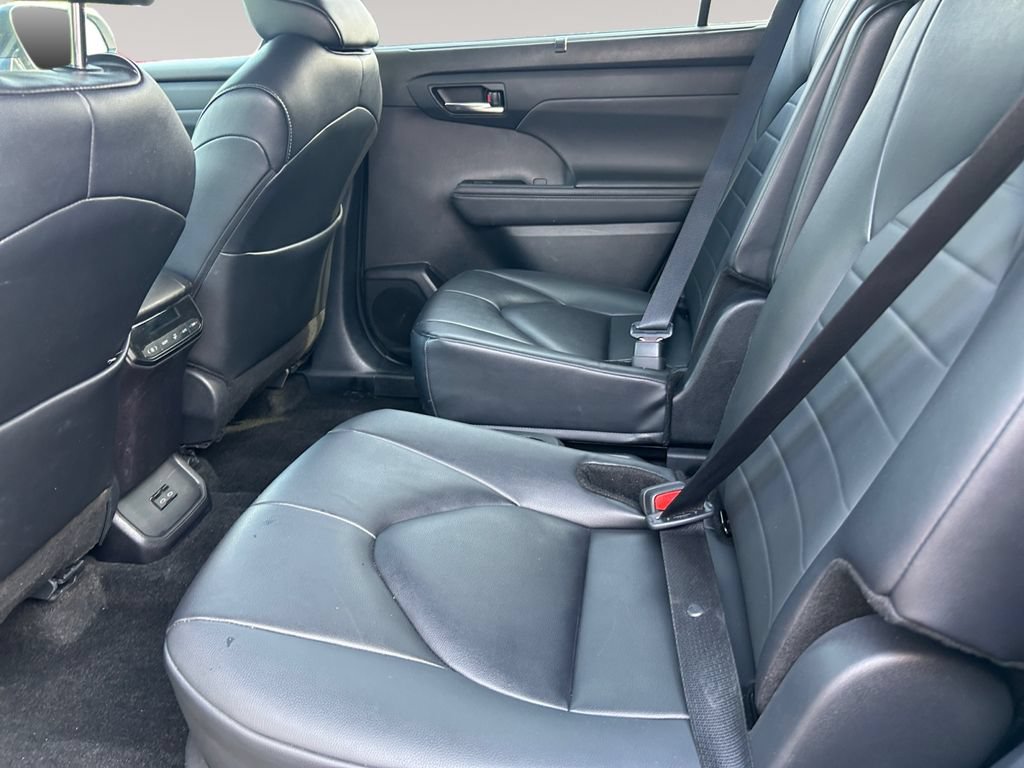 Used 2024 Toyota Highlander XLE AWD/4WD image 15