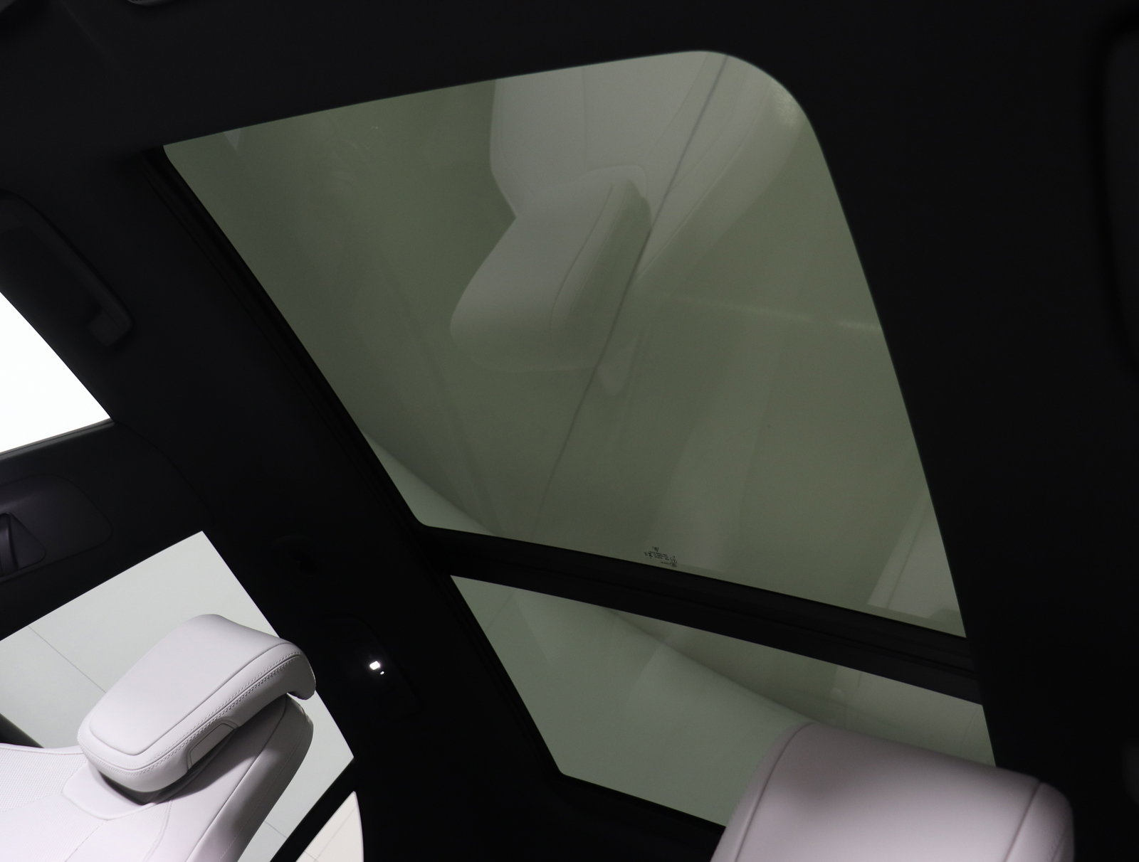 Used 2025 Porsche Macan 4S Electric image 28