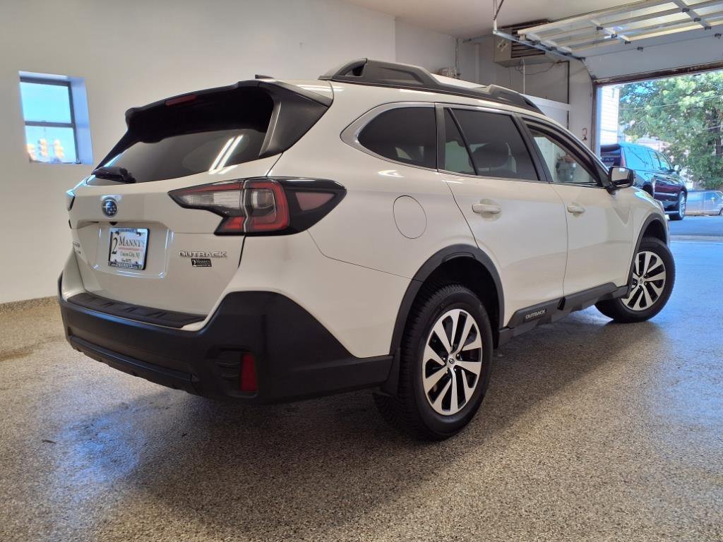 Used 2022 Subaru Outback Premium image 3