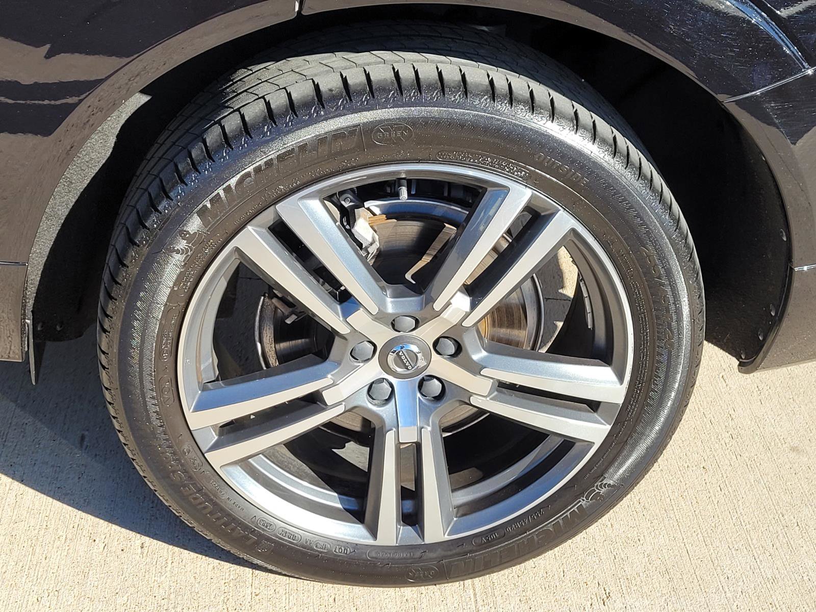 Used 2021 Volvo XC60 T6 Momentum w/ Premium Package image 23