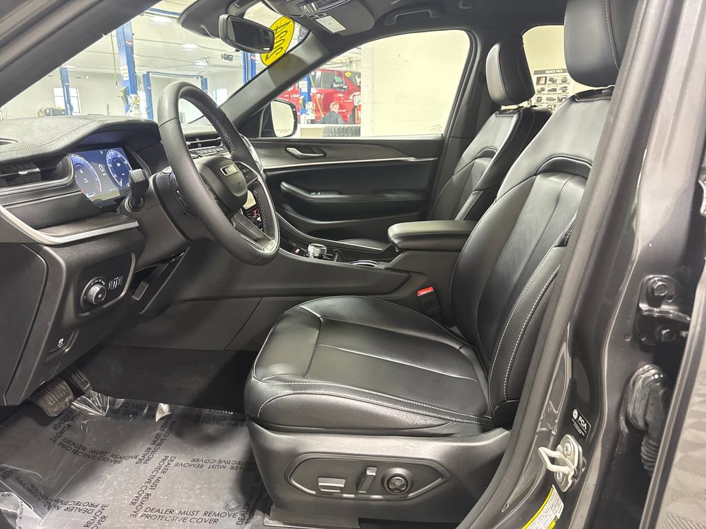 Used 2024 Jeep Grand Cherokee Limited AWD/4WD image 20