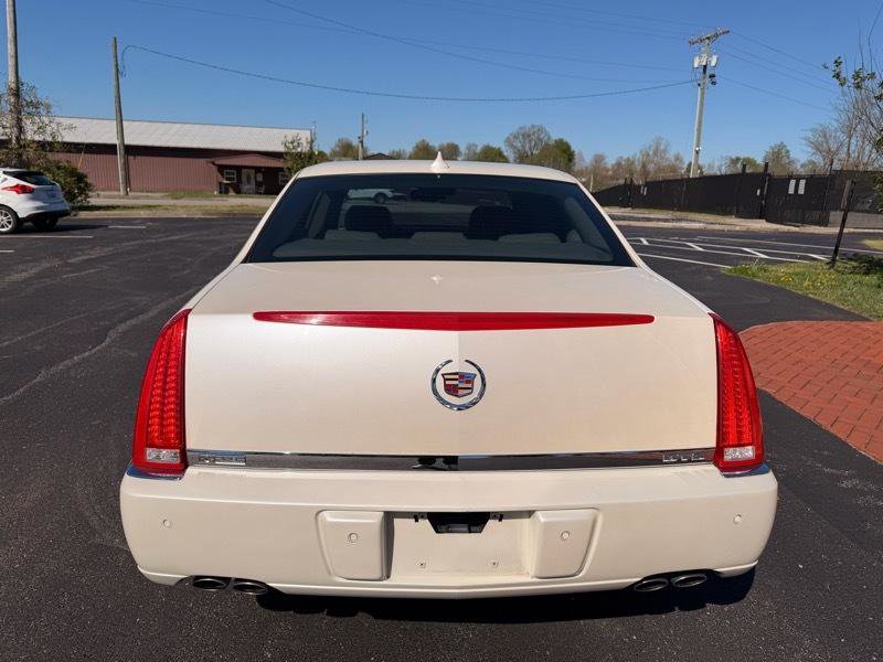 Used 2009 Cadillac DTS Luxury I w/ Sun And Navigation Package FWD image 7