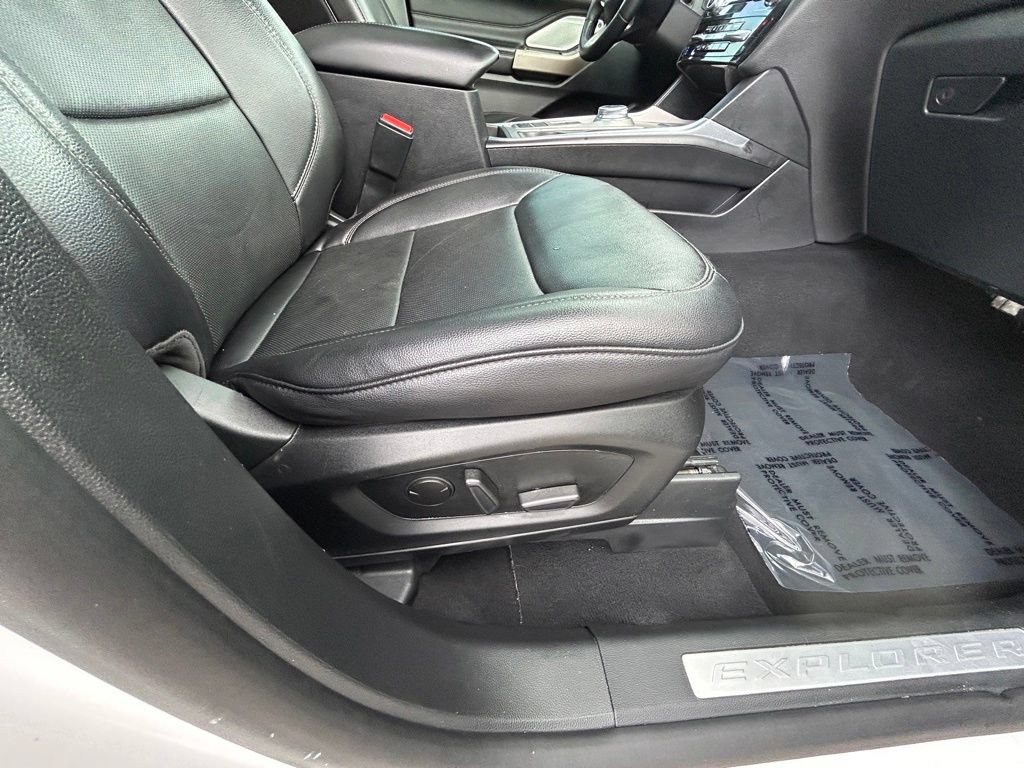 Used 2024 Ford Explorer Limited w/ Limited Technology Package RWD image 25