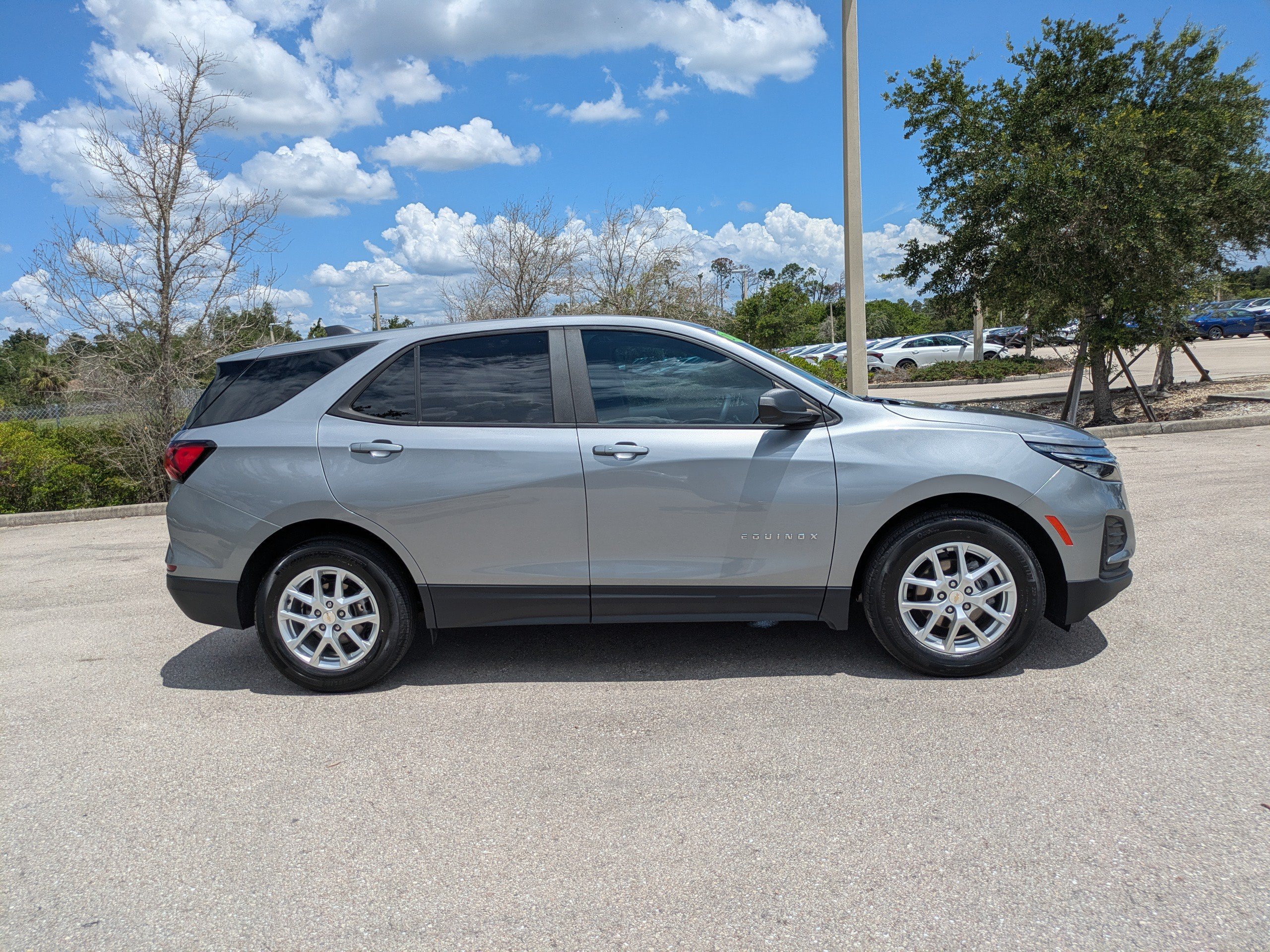 Used 2023 Chevrolet Equinox LS w/ LS Convenience Package FWD image 3