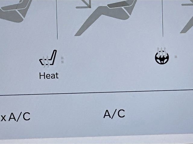 Used 2024 Chrysler Pacifica Select image 18