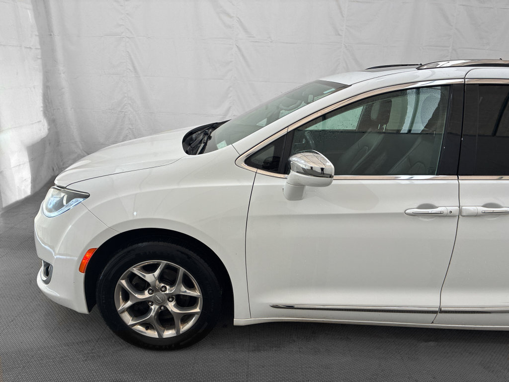 Used 2019 Chrysler Pacifica Limited FWD image 3