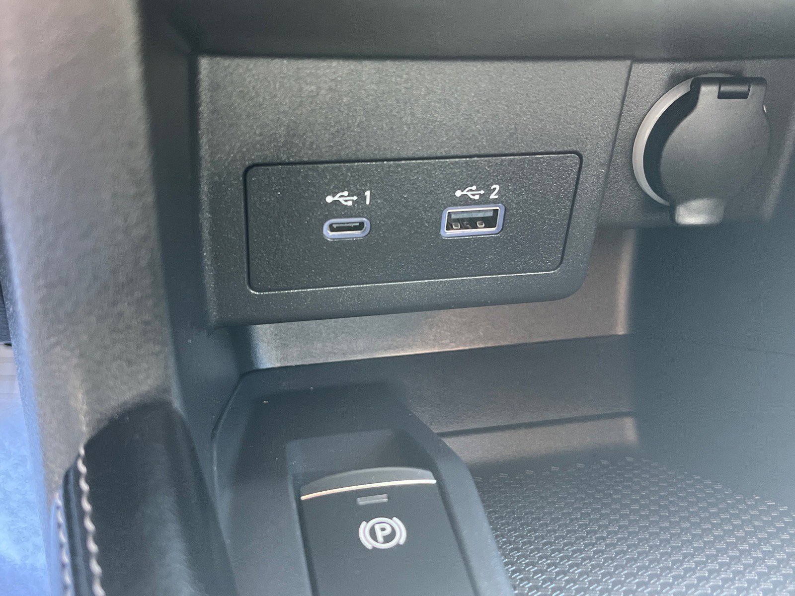 Used 2024 Nissan Kicks SR w/ SR Premium Package FWD image 17