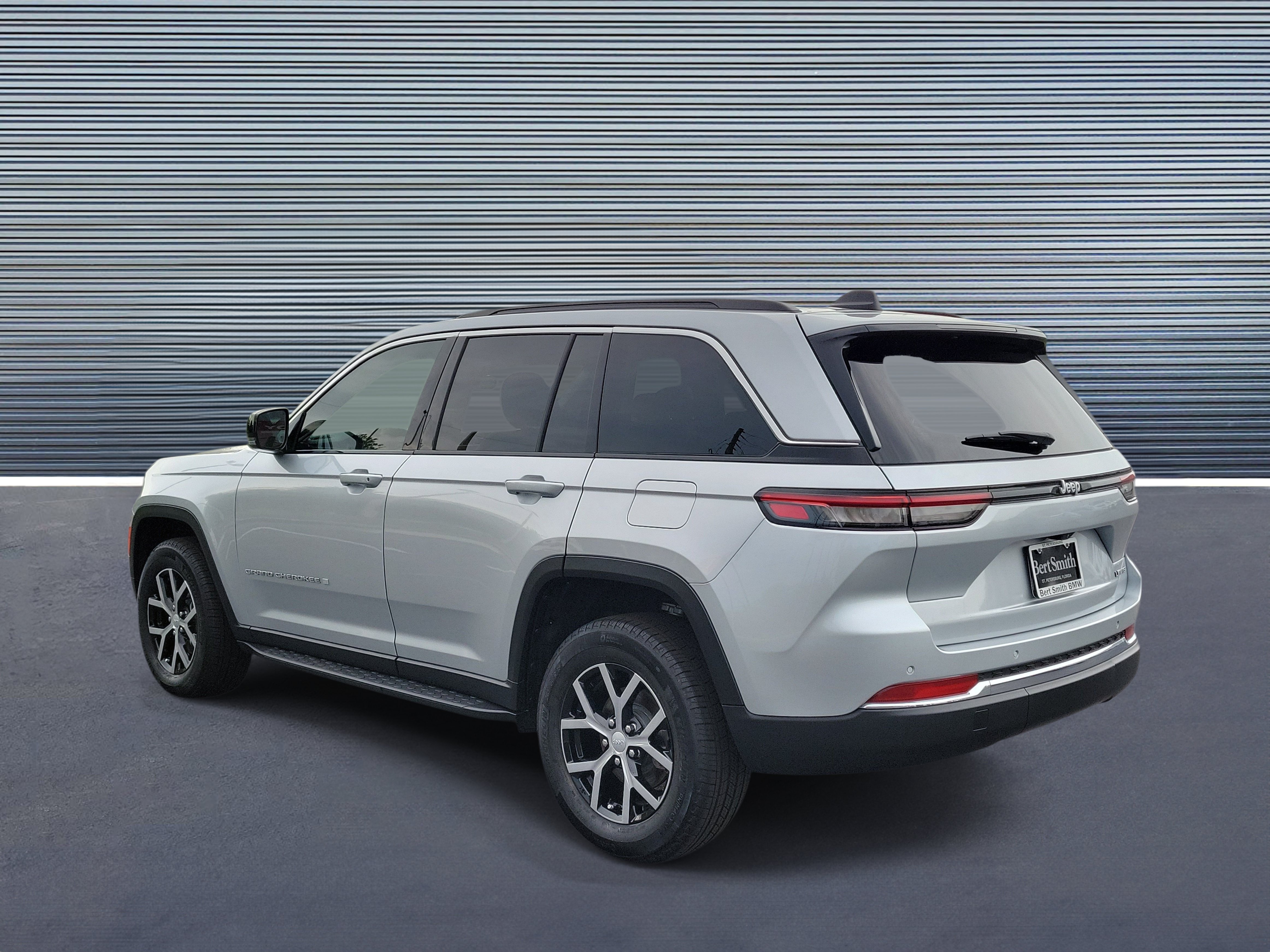 Used 2025 Jeep Grand Cherokee Limited RWD image 4