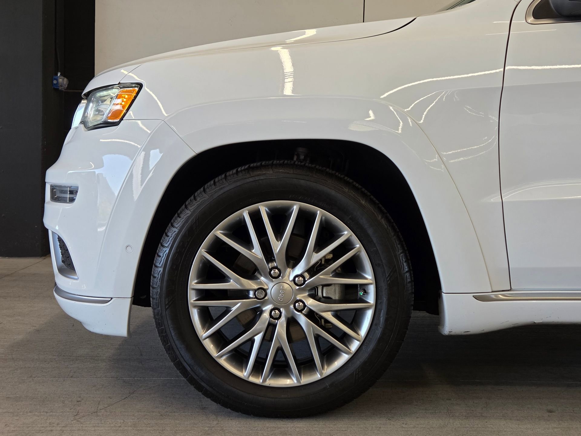 Used 2018 Jeep Grand Cherokee Summit w/ Platinum Series Group RWD image 9