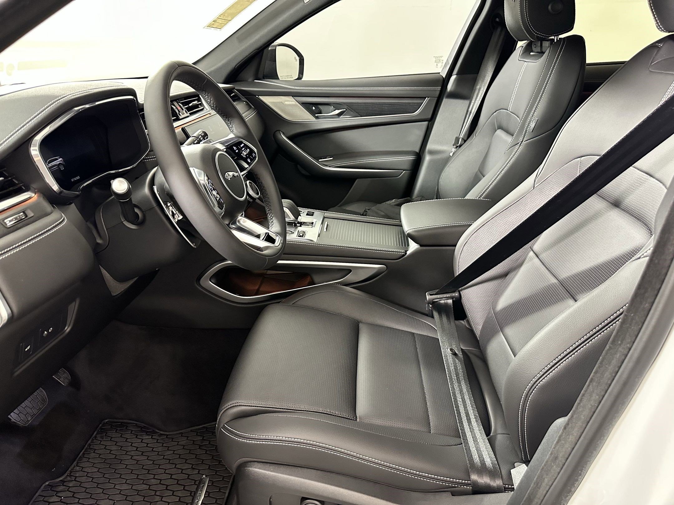 Used 2026 Jaguar F-PACE R-Dynamic S image 4