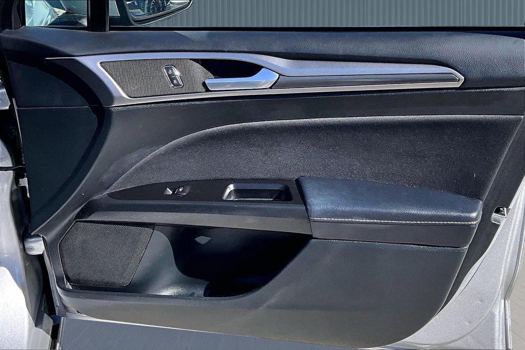 Used 2017 Ford Fusion SE w/ Equipment Group 201A image 25