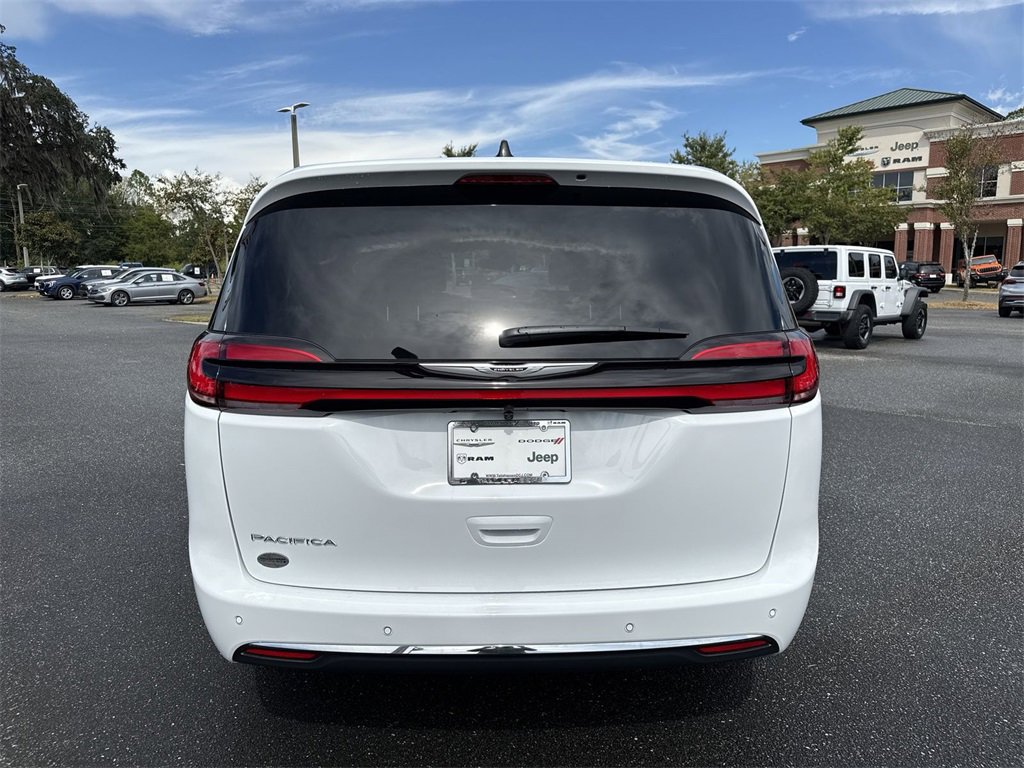 New 2026 Chrysler Pacifica Select image 4