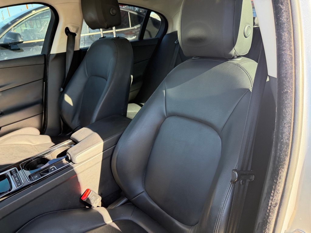 Used 2017 Jaguar XE Premium RWD image 27