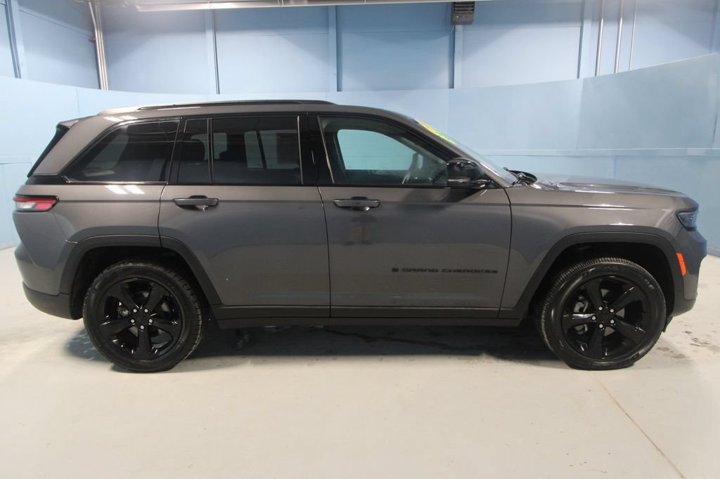 Used 2024 Jeep Grand Cherokee Altitude AWD/4WD image 35