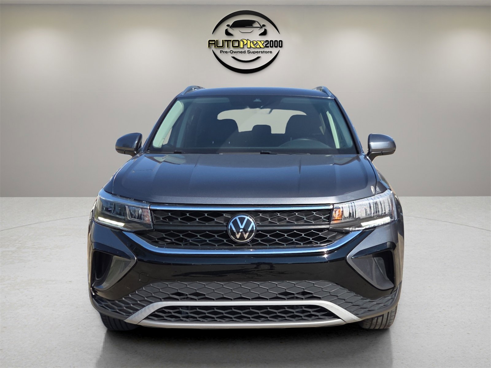 Used 2024 Volkswagen Taos SE image 2