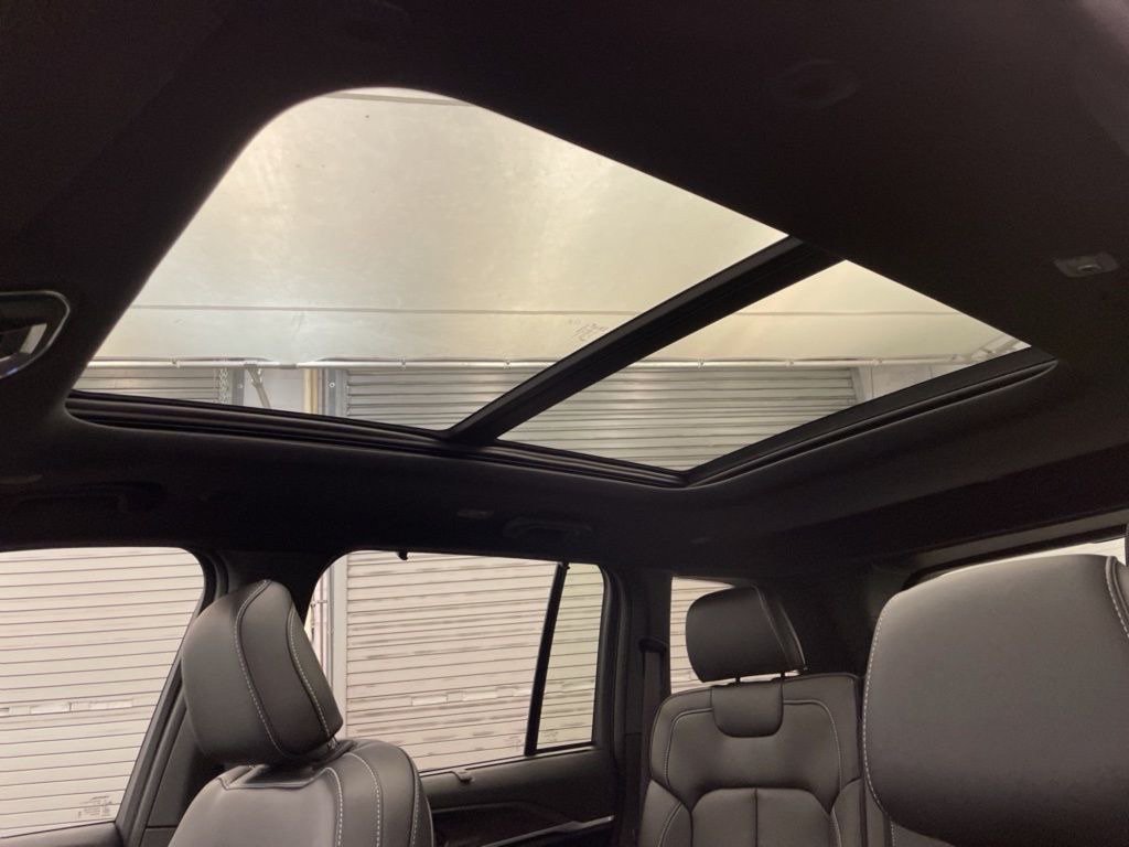New 2025 Jeep Grand Cherokee Limited w/ Luxury Tech Group II RWD image 16