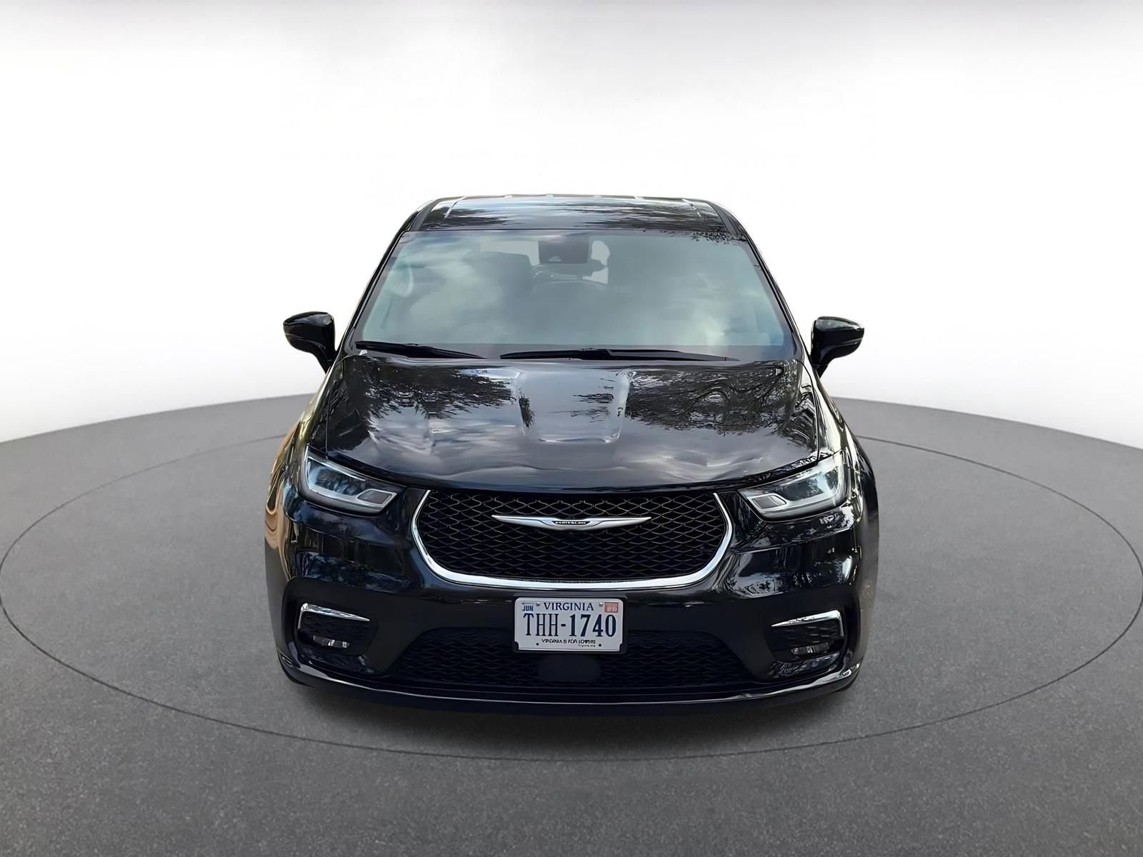 Used 2024 Chrysler Pacifica Touring-L image 4