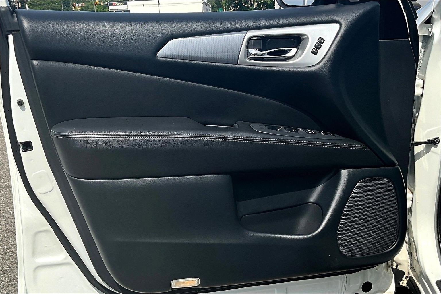 Used 2019 Nissan Pathfinder SL AWD/4WD image 17