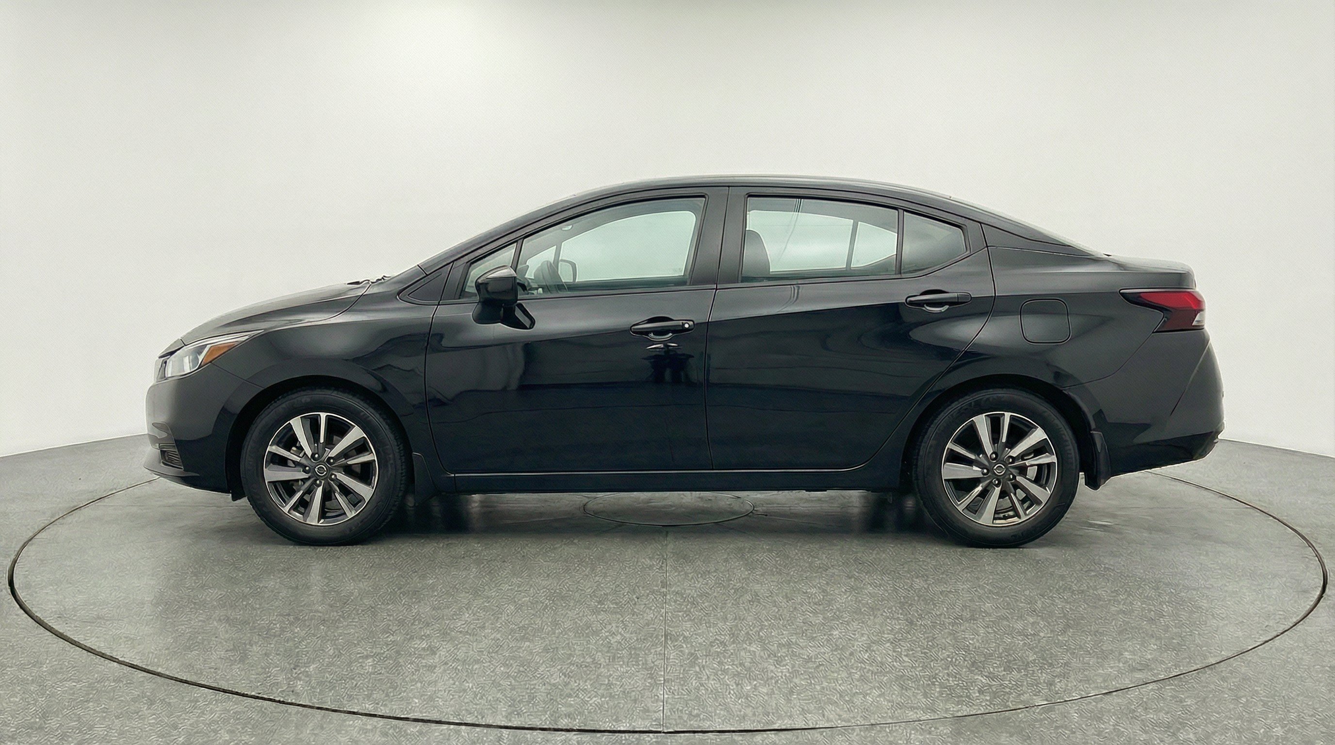 Used 2025 Nissan Versa SV FWD image 5