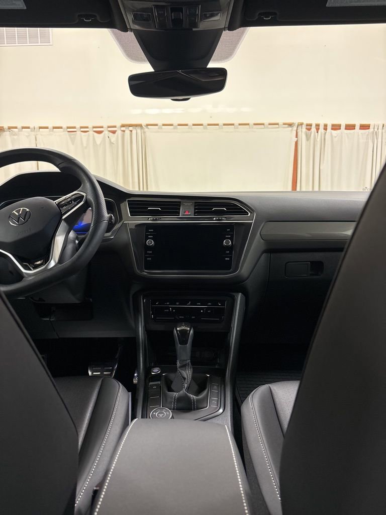Used 2024 Volkswagen Tiguan SE R-Line AWD/4WD image 18