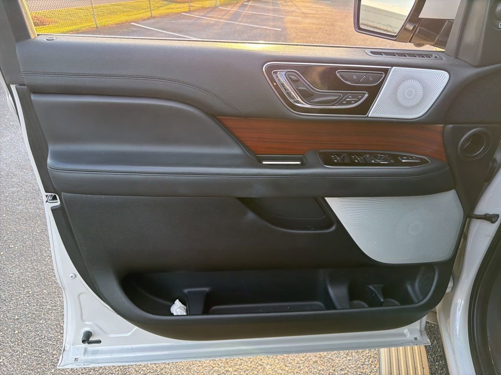 Used 2022 Lincoln Navigator Reserve AWD/4WD image 15