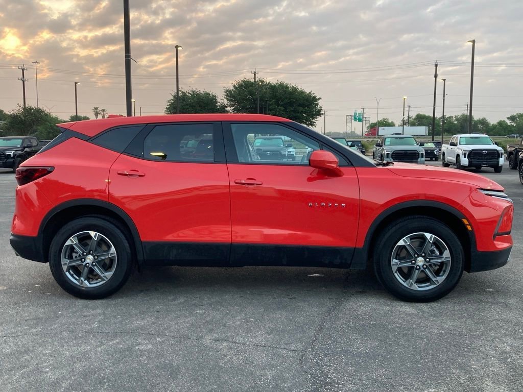 Used 2025 Chevrolet Blazer LT FWD image 3